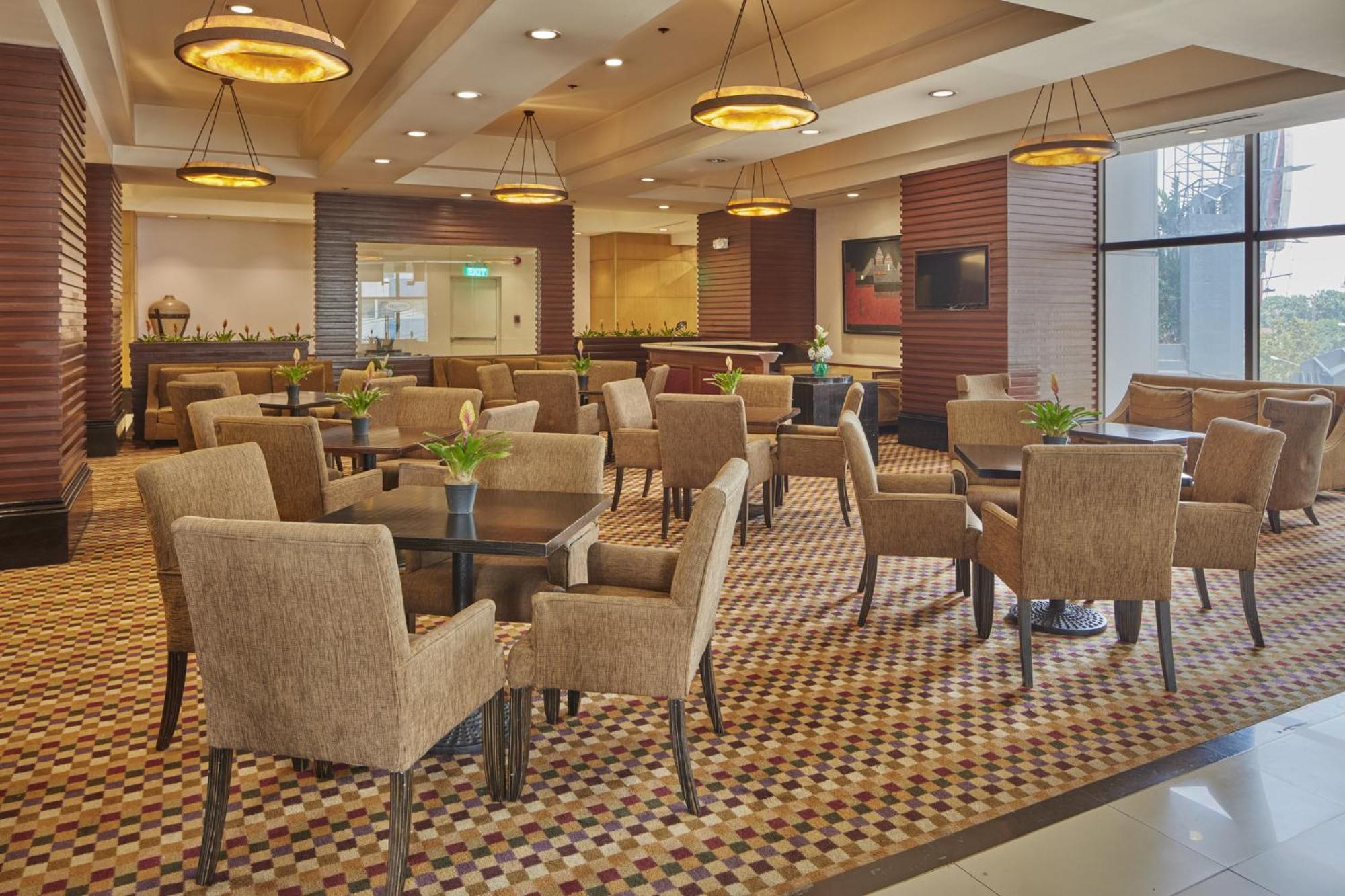 Holiday Inn & Suites Manila Galleria By Ihg Pasig City Экстерьер фото