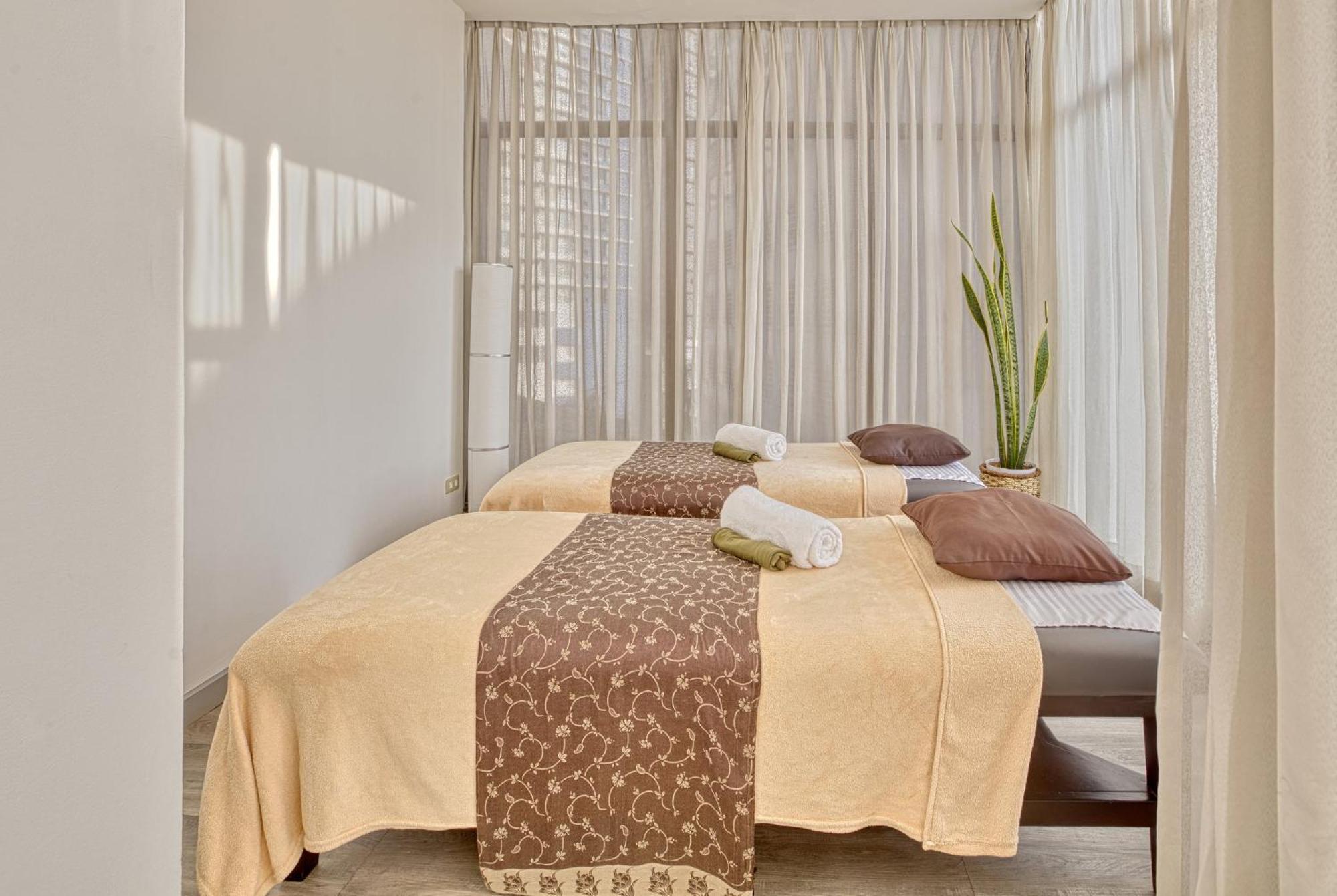 Holiday Inn & Suites Manila Galleria By Ihg Pasig City Экстерьер фото