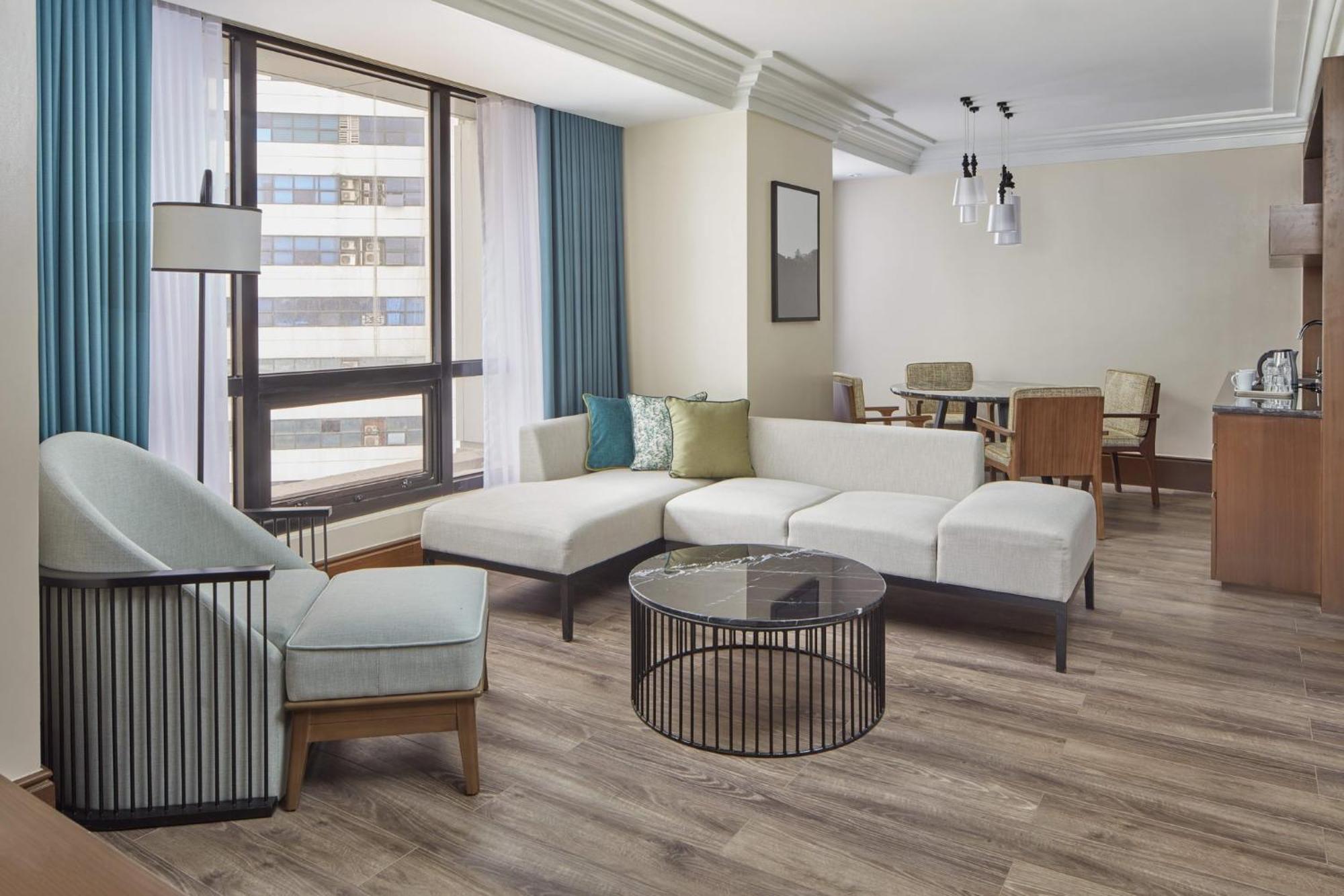 Holiday Inn & Suites Manila Galleria By Ihg Pasig City Экстерьер фото