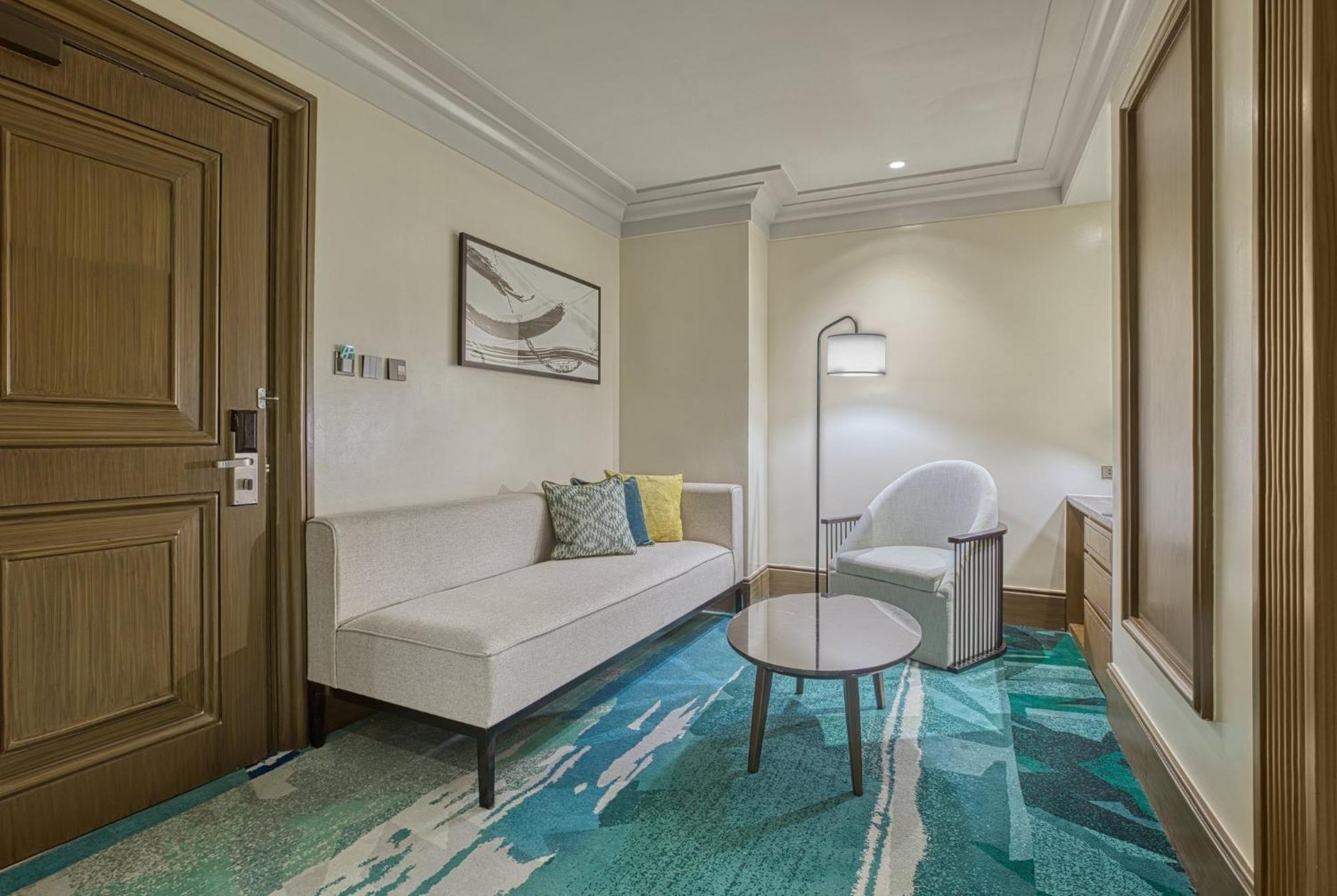 Holiday Inn & Suites Manila Galleria By Ihg Pasig City Экстерьер фото